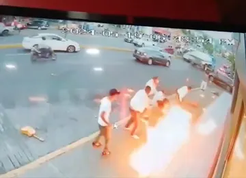 Como si fuera una disputa entres caballeros y dragones, sí allá en la Edad Media, músicos vernáculos se liaron a golpes contra una persona que se gana la vida en un crucero escupiendo fuego. Foto: Captura
