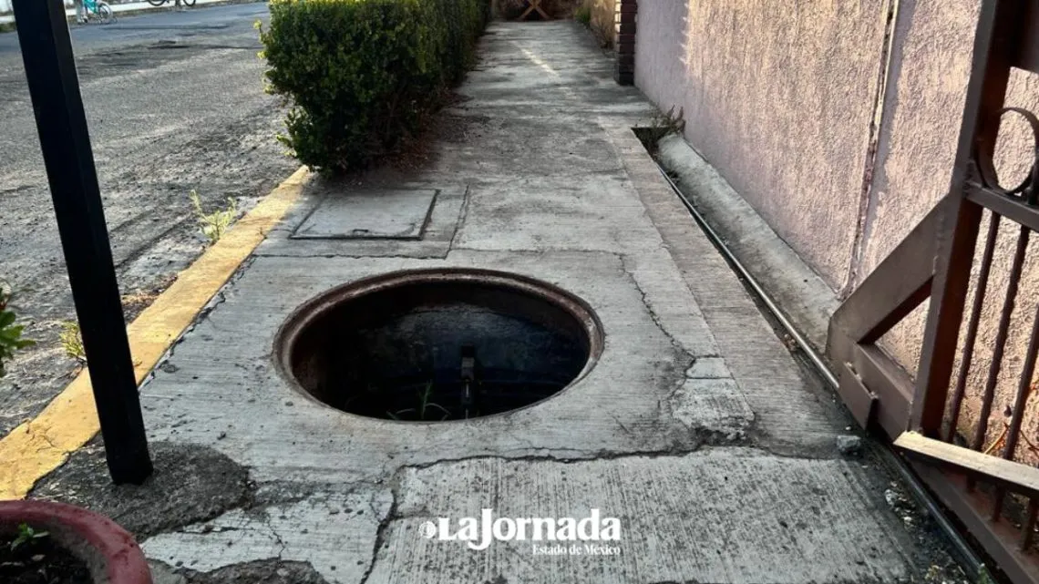 Vecinos denuncian aumento del robo de tapas de coladeras