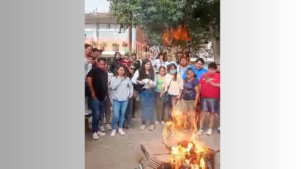 [VIDEO] Queman papeletas de elección para autoridades auxiliares en Teoloyucan