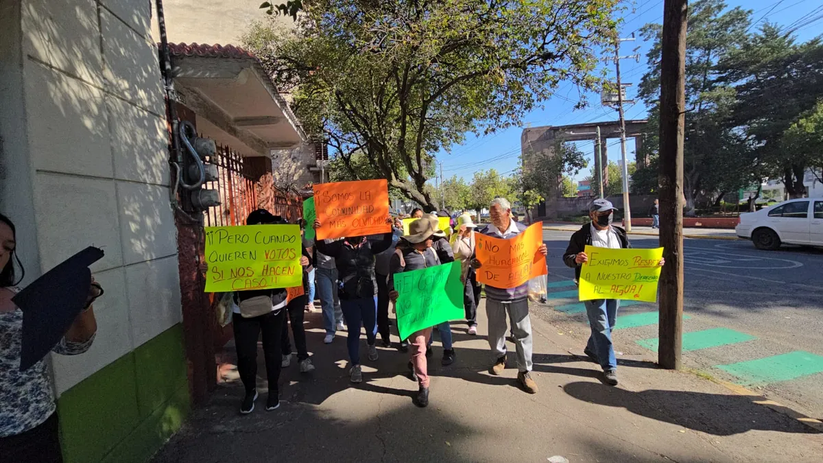 Los manifestantes, portando carteles y consignas, avanzaron por las principales calles de Toluca.