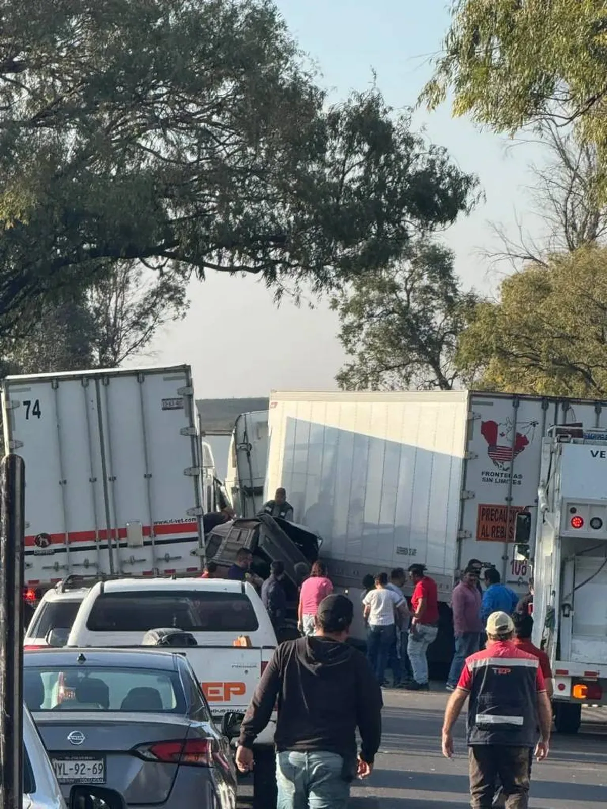 Carambola en la autopista Toluca-Atlacomulco deja vehículos prensados