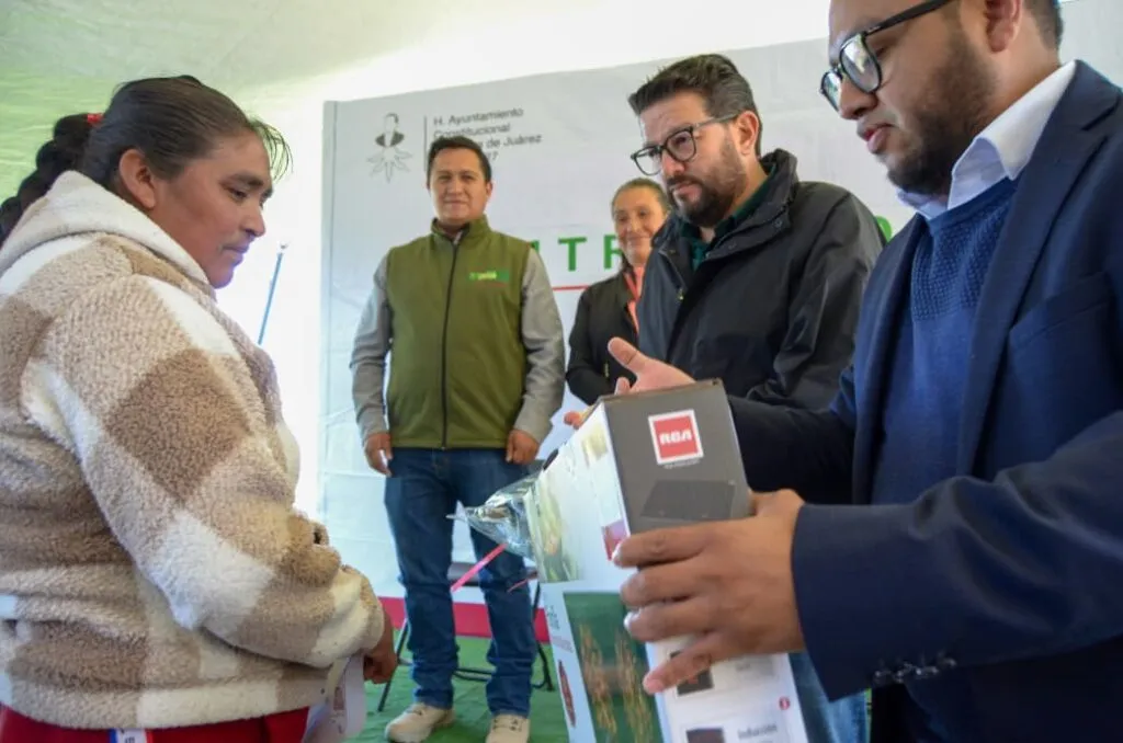 Apoyan Almoloya de Juárez y GEM economía de familias de escasos recursos con estufas ecológicas