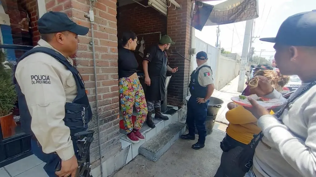 SSPC busca al hombre que lanzó un perrito a cazo con aceite en Tecámac