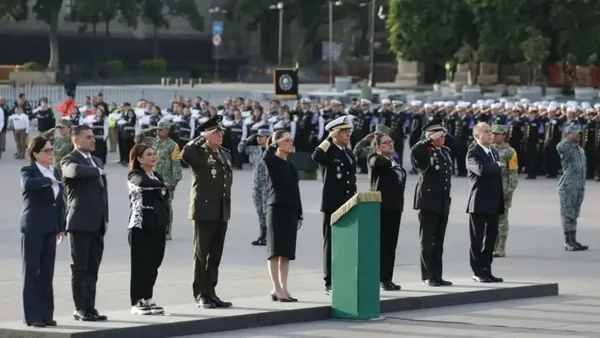 Sheinbaum lideró la ceremonia en memoria de las víctimas de los sismos de 1985 y 2017 en el Zócalo. Hoy a las 12:00 será el simulacro nacional.