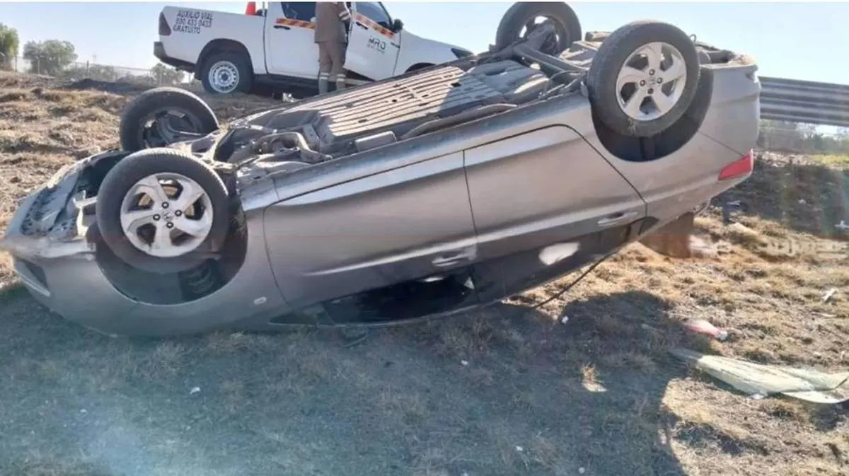 Vuelca auto sobre la México- Pachuca