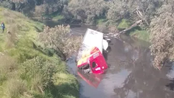 Tráiler pierde el control y cae a río Lerma