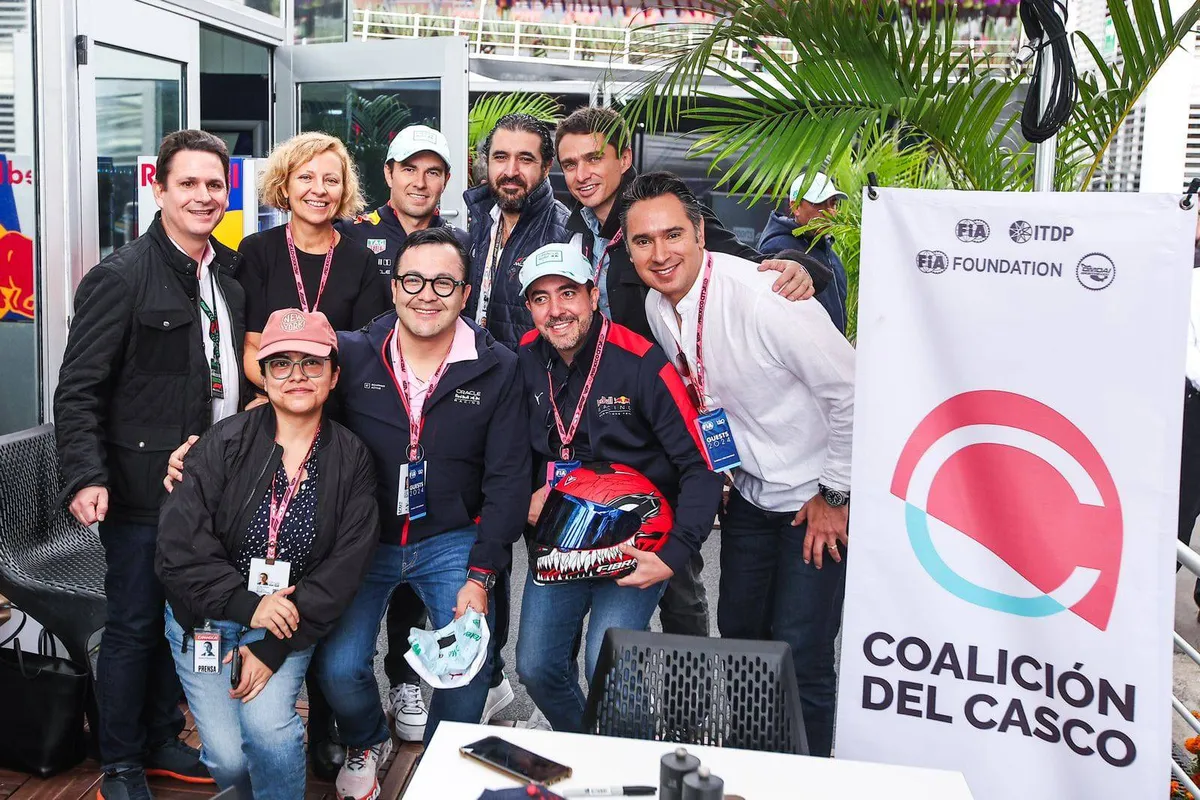Fomenta “Checo” Pérez el uso de cascos certificados para motociclistas
