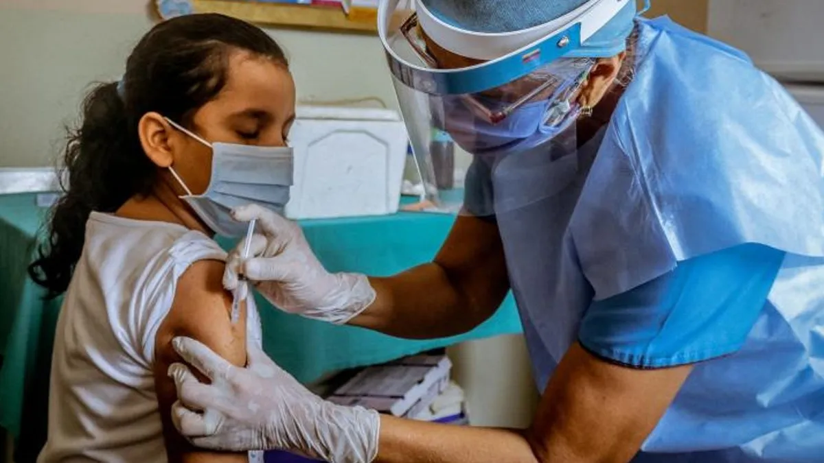 Vacunan a niños de 12 años en Edoméx