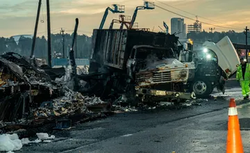 Choque e incendio de tres tráileres en la México-Toluca, a la altura de Lerma, dejó dos lesionados y agravó el bloqueo de transportistas rumbo a CDMX.