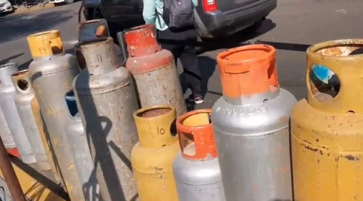 Van contra gaseras clandestinas en Los Reyes La Paz