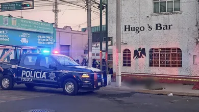 De acuerdo con los primeros reportes, la víctima viajaba acompañada de su pareja, quien resultó lesionada.