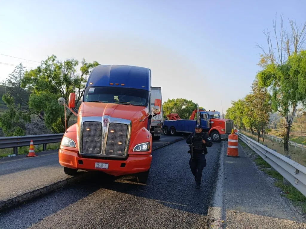 Chofer se queda dormido y provoca accidente en la Atlacomulco–Toluca