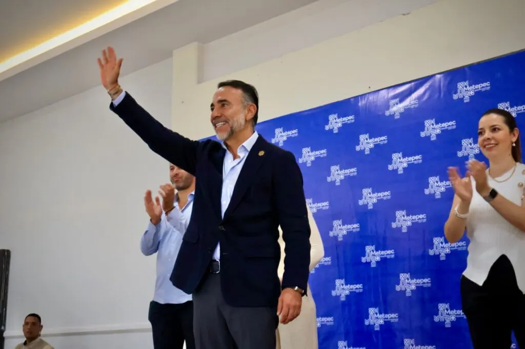 Anuncia Fernando Flores la próxima apertura de clínica de salud gratuita en Las Marinas de Metepec