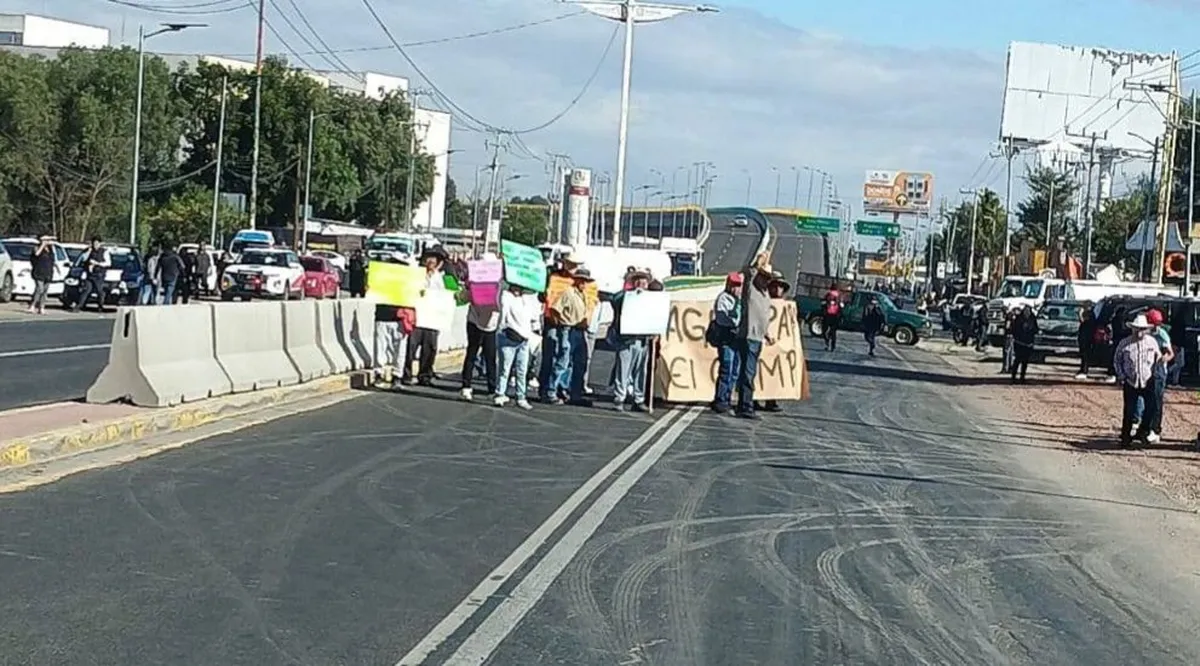 Operadores de pipas bloquean la México-Pachuca por pozo clausurado en Tecámac