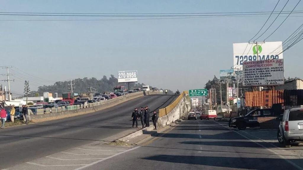 Toluca-Tenango en caos vial por bloqueo de transportistas de agua hoy