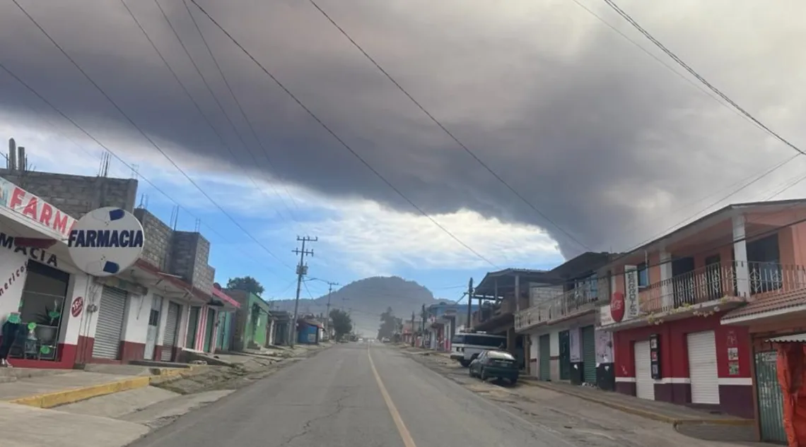 Popocatépetl registra explosión: Amecameca alerta a la población