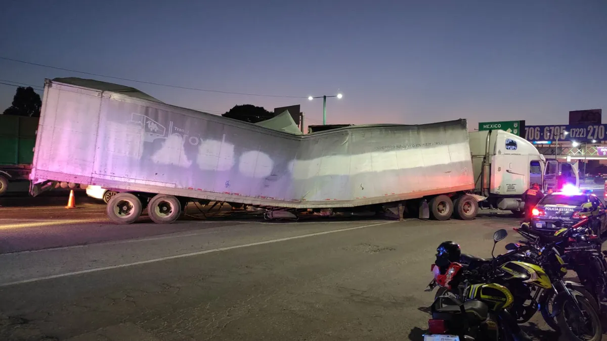 [VIDEO] Accidente de tráiler provoca tráfico intenso sobre Alfredo del Mazo