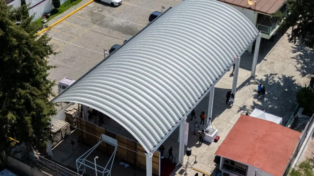 Ricardo Moreno dignifica escuelas toluqueñas con la entrega de arcotechos