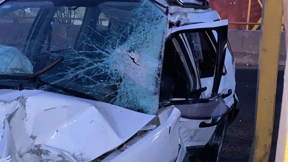 Pareja muere al chocar contra puente peatonal en Texcoco; niña sobrevive