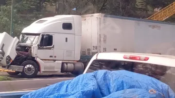 Tráiler descompuesto provoca afectaciones viales rumbo a Toluca