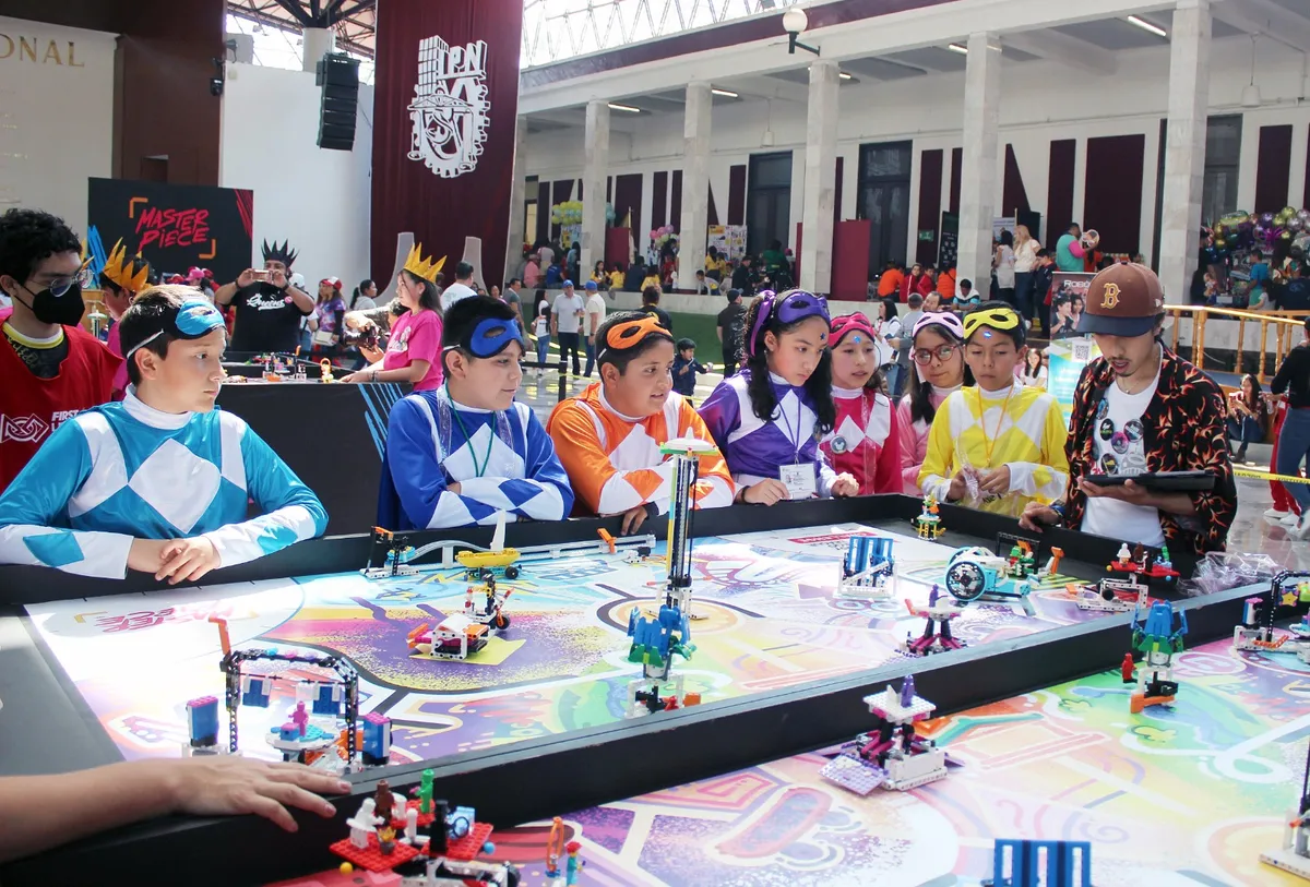 Mexiquenses triunfan en concurso nacional de robótica