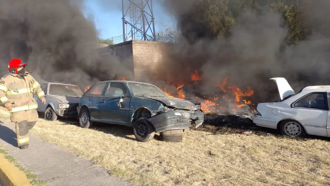 Automóviles se calcinan durante un incendio en deshuesadero de Texcoco
