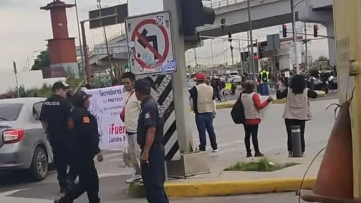 Vía Morelos de Ecatepec bloqueada por trabajadores de gobierno