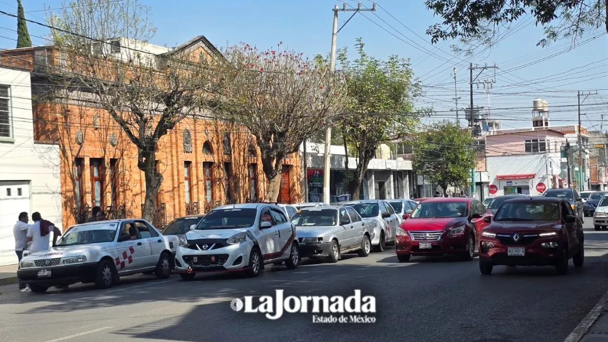 Taxistas de Lerma bloquean Hidalgo en el centro de Toluca