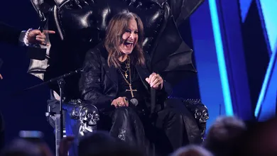 Osbourne recibió numerosos elogios a lo largo de su salvaje y estridente carrera, incluido un Grammy a la Mejor Interpretación de Metal en 1994.