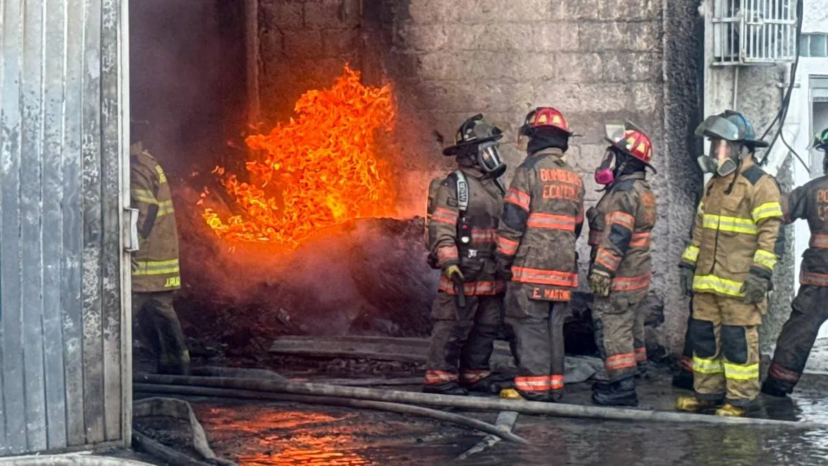 Incendio consume bodega en Ecatepec; desalojan a más de 100 personas [VIDEO]