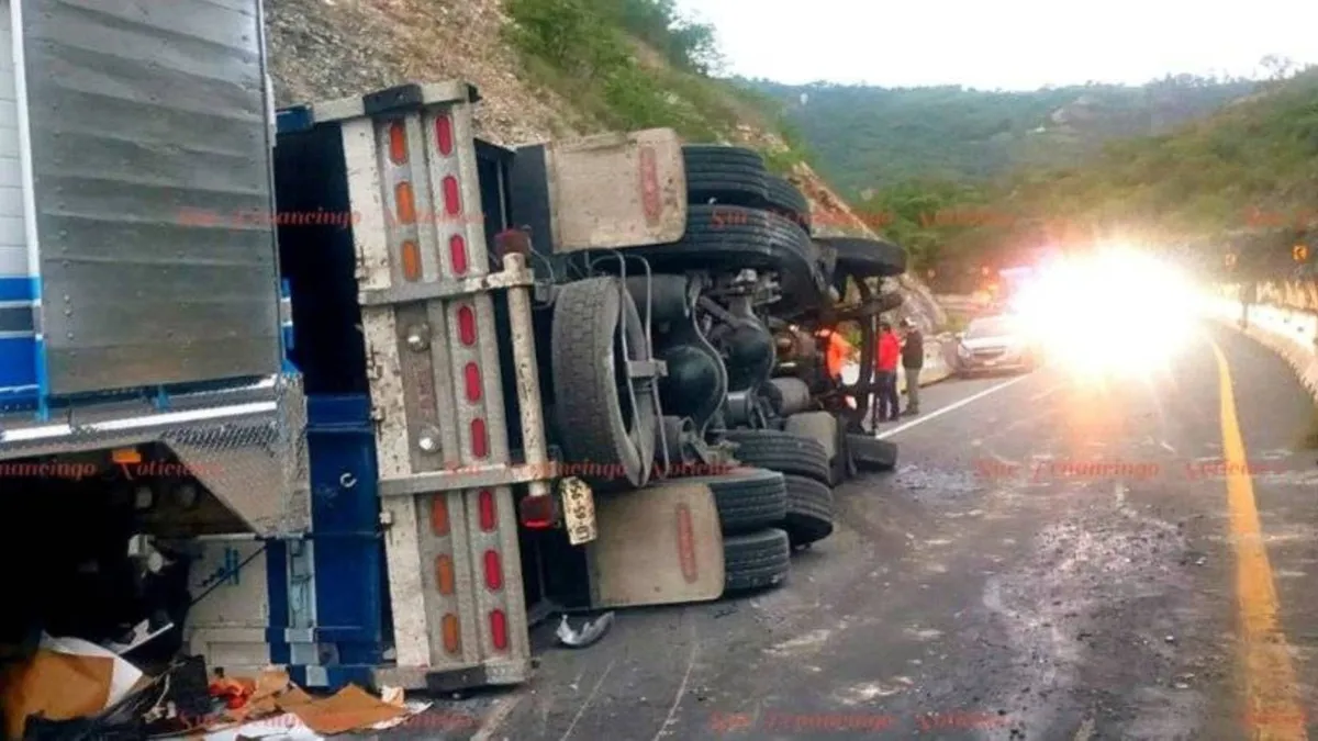(VIDEO) Camión vuelca en la autopista Tenango-Ixtapan