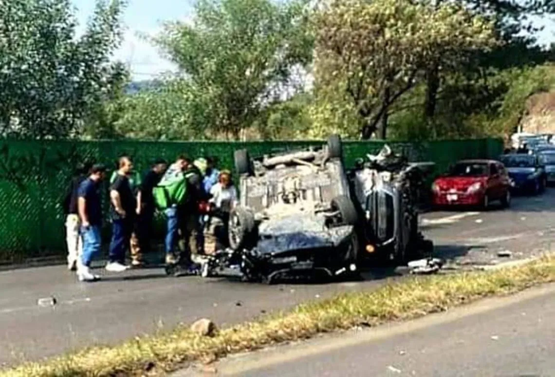 Atizapán: Dos lesionados tras volcar dos autos bajando la Presa Madín