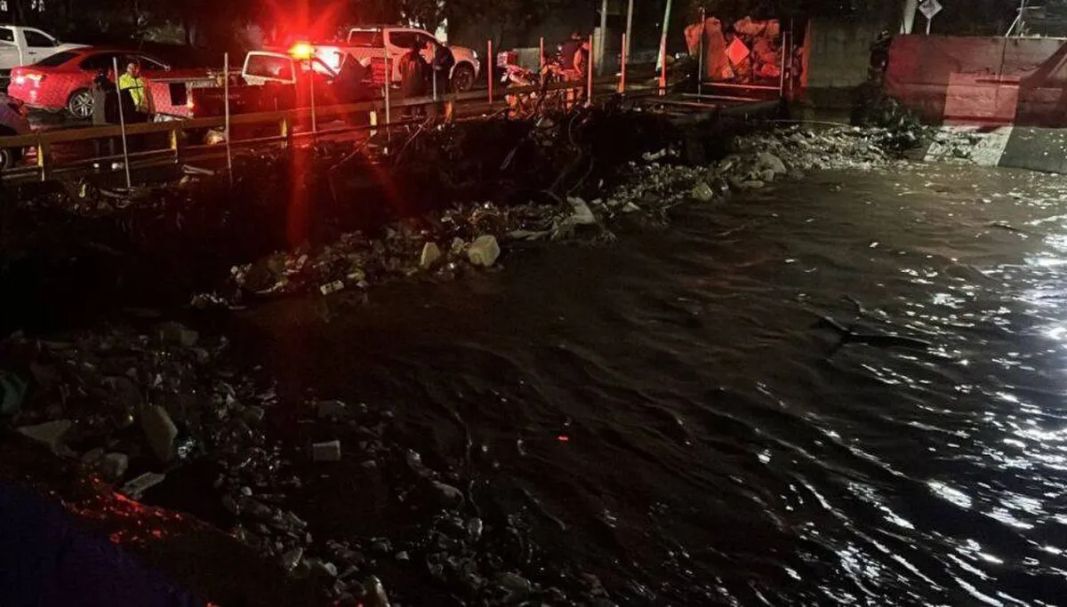 Se desborda Río de los Remedios en Naucalpan