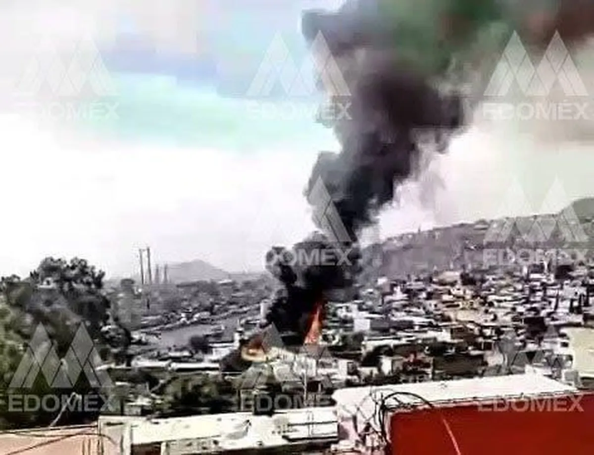 Fuego consume fábrica de colchones en Ecatepec