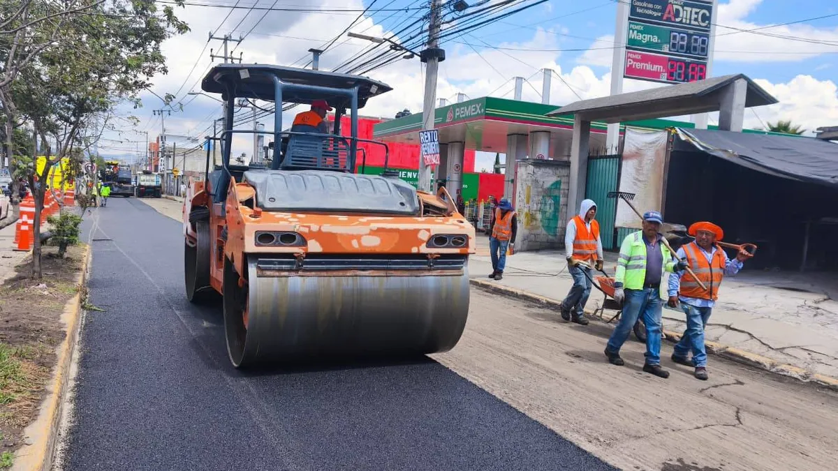 Continúan trabajos de rehabilitación vial en Lombardo Toledano, Toluca