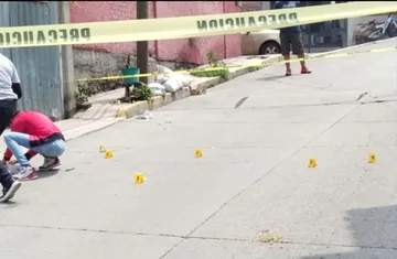 Balean vivienda en Los Reyes La Paz, familia se refugia para salvar la vida