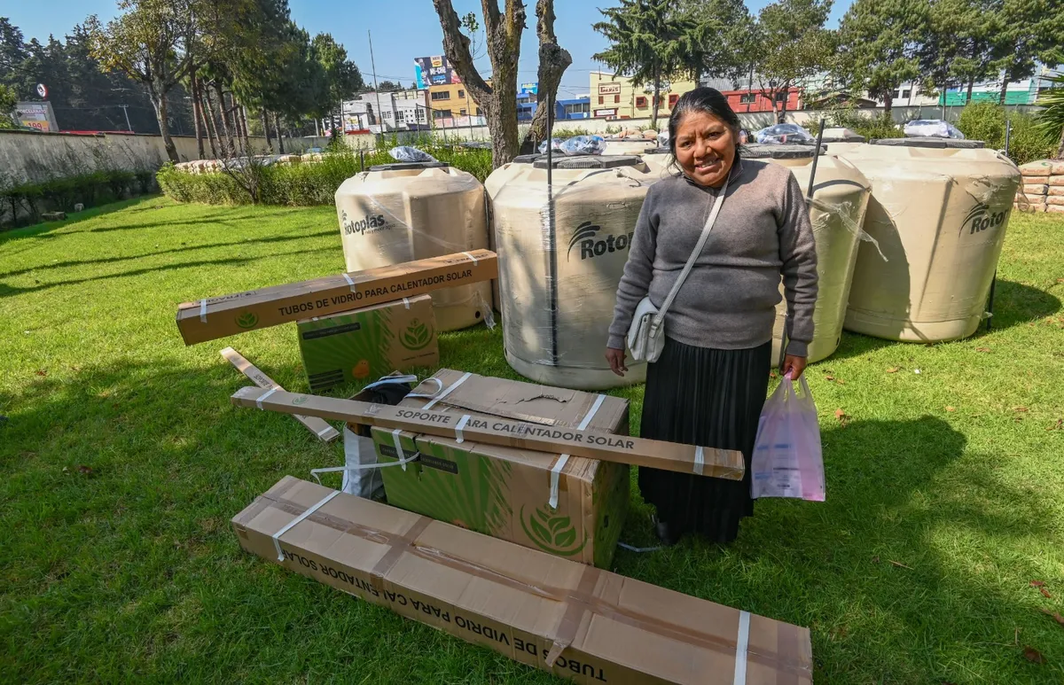 Entregan material de construcción, tinacos y calentadores a mexiquenses para mejorar sus viviendas