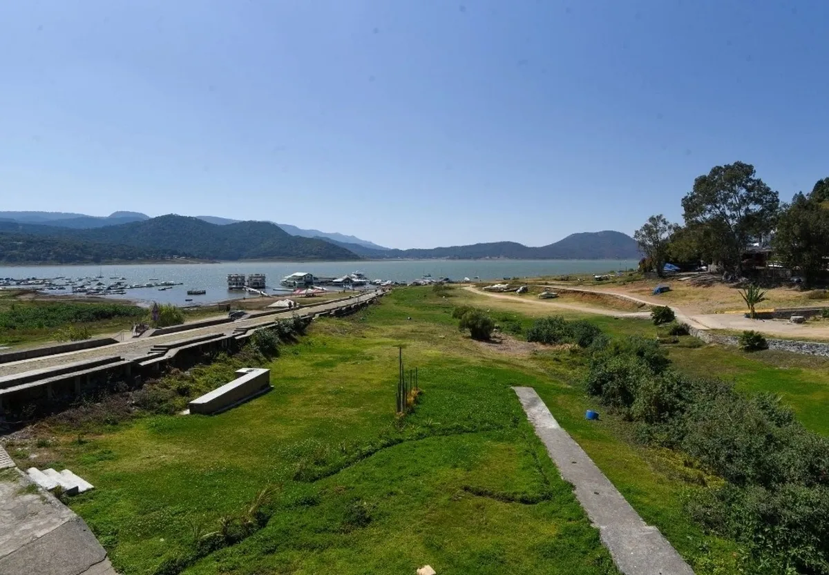 Rescatan a turista tras caída de parapente en Valle de Bravo