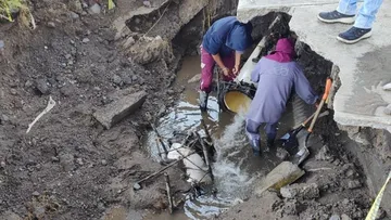 Reparan fuga de agua en San Buenaventura