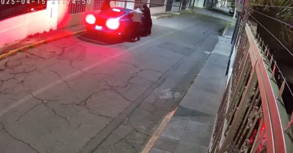 Afortunadamente, la pareja logró huir del lugar, evitando ser agredida o despojada de sus pertenencias.