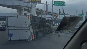 Tráiler vuelca en la entrada a la caseta de Chalco rumbo a Puebla