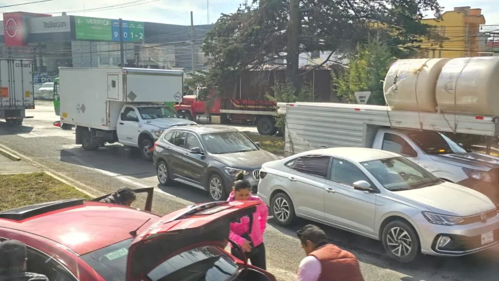 Personal suplente del ISSEMyM bloquea Paseo Tollocan
