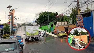 Camioneta derriba señalización en San Esteban, Naucalpan