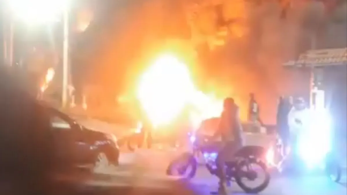 Naucalpan investiga la quema de una patrulla y agresiones a policías