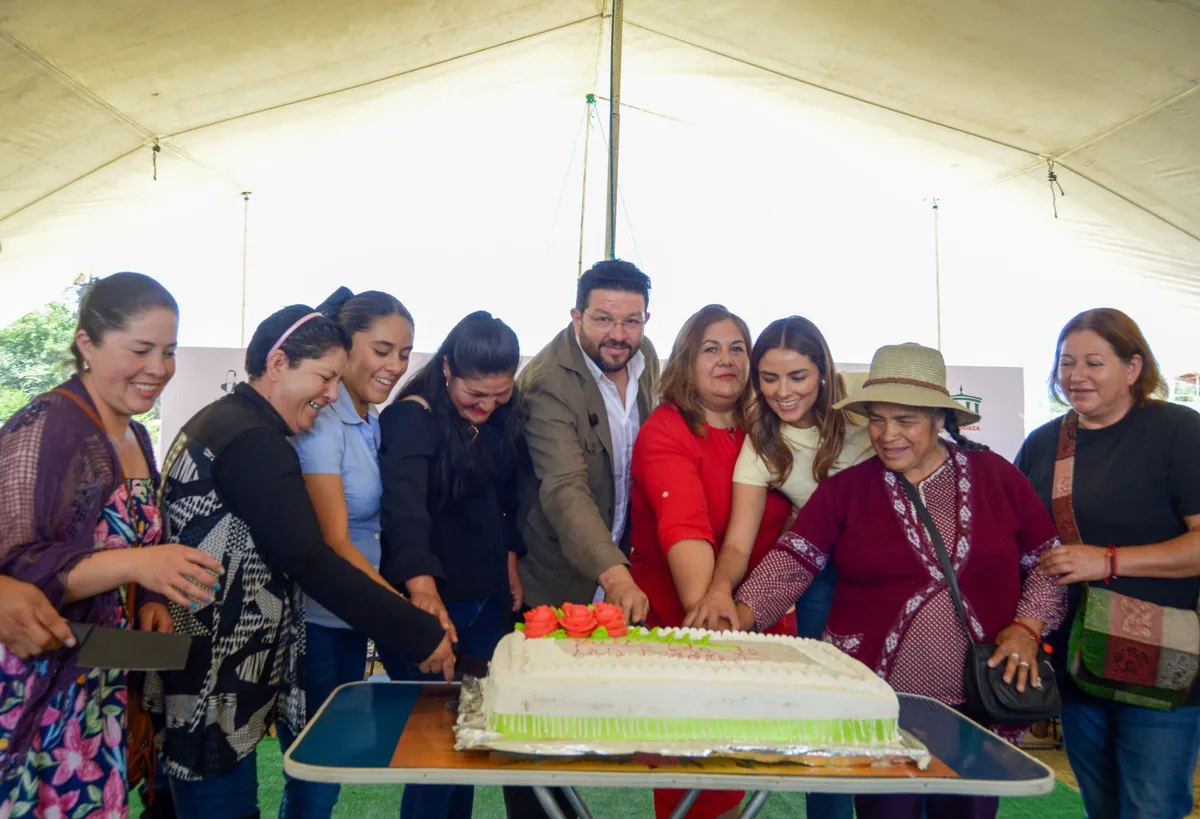 Celebra Adolfo Solis en Almoloya de Juárez a más de 2 mil mamás, a quienes reconoce por sacar adelante a sus familias y a su comunidad