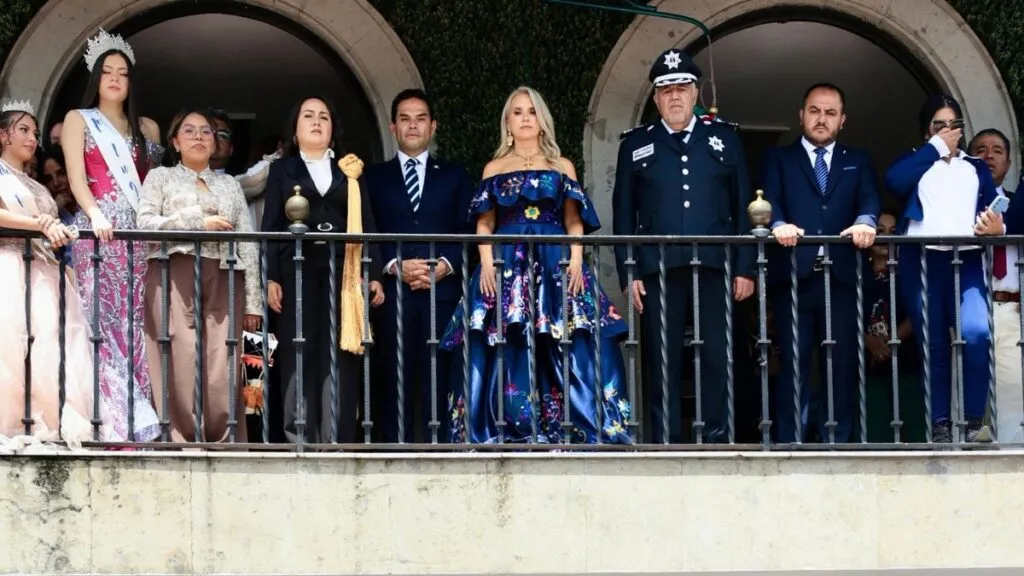 Presiden Romina Contreras y Enrique Vargas tradicional desfile cívico por el 216 aniversario del inicio de la Independencia de México