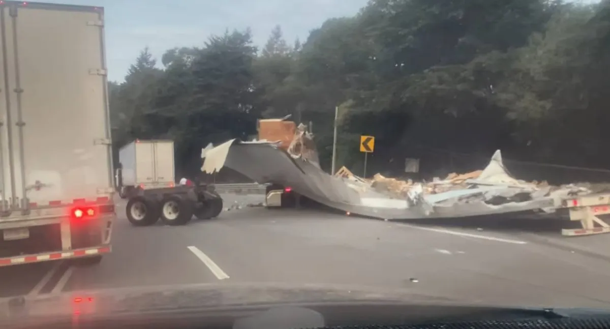 [VIDEO] Reportan un tráiler volcado en la México-Toluca