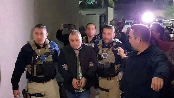 Tras su detención, el juez del Sistema Penal Acusatorio de Mexicali ordenó su traslado a la cárcel de la capital de Baja California, donde permanecerá mientras enfrenta los demás procesos judiciales pendientes.