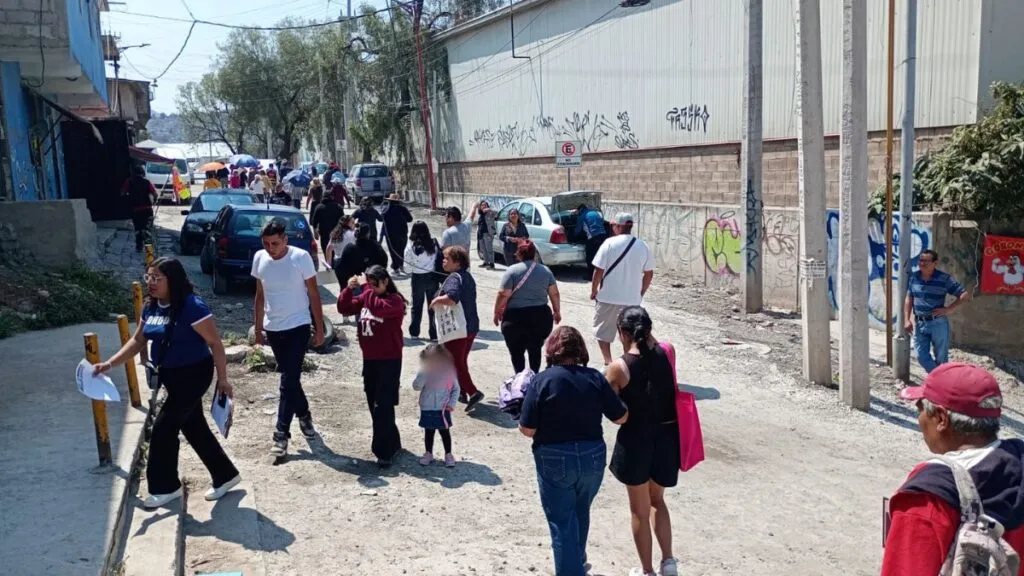 Vecinos de Alborada Fimesa desafían a las autoridades y colocan placas de metal con nuevos nombres de calles