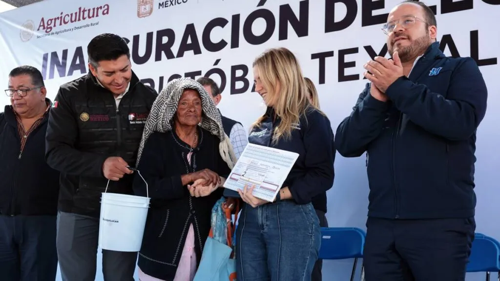 Huixquilucan inaugura dos lecherías para el Bienestar